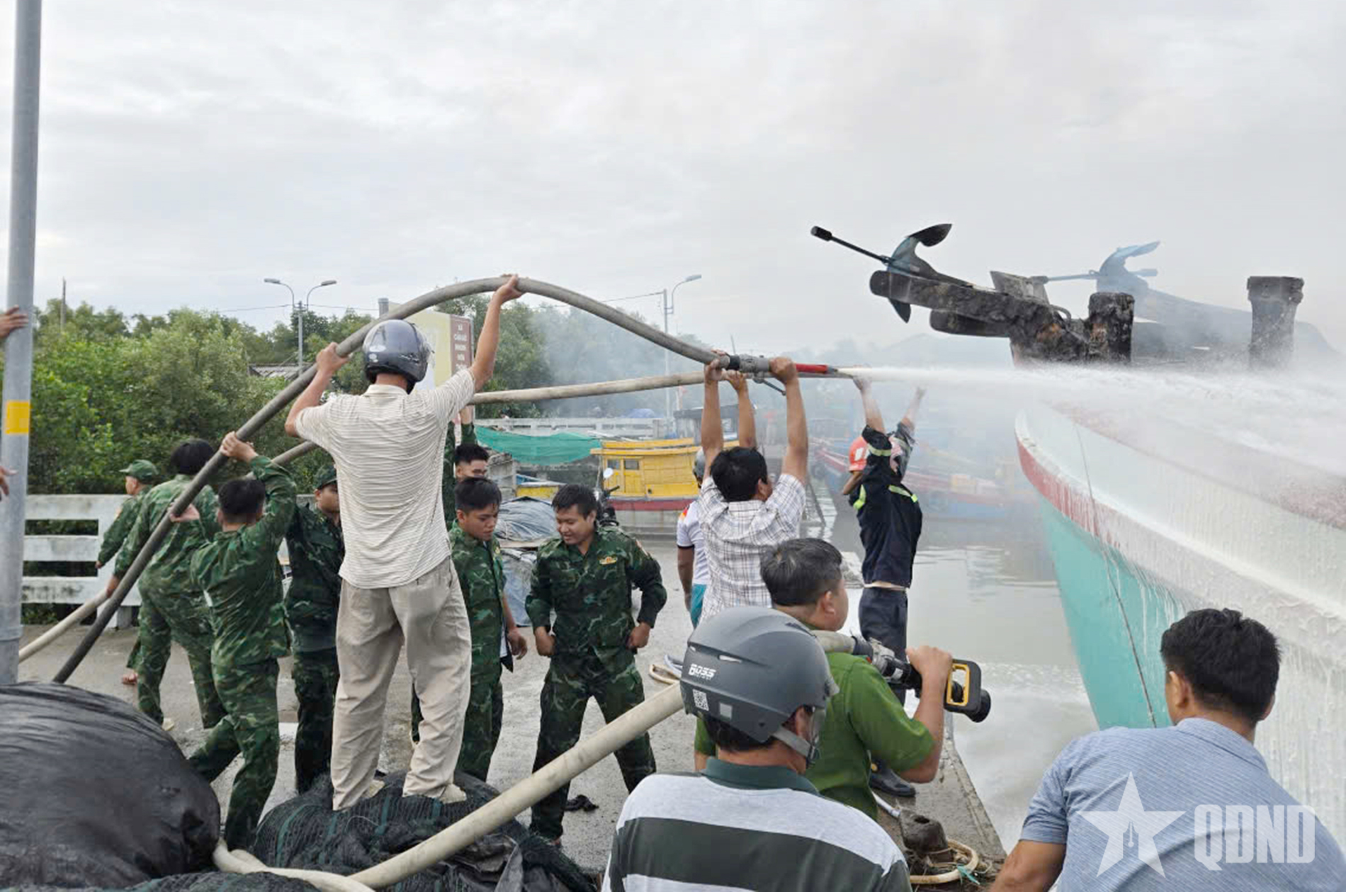 Bộ đội Biên phòng TP Hồ Chí Minh phối hợp khống chế vụ cháy tàu tại xã Cần Giờ